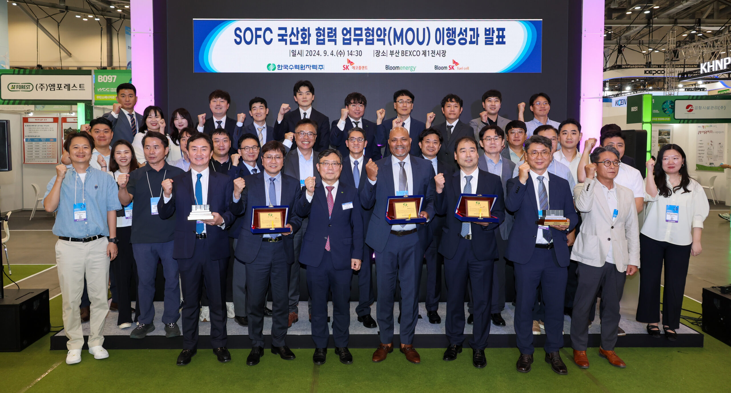 Attendees in front row starting with the 2nd person on the left: Hoon-jae Lee, CEO of KV Materials; Jeong-hoon Kim, Head of Solution BU at SK ecoplant; Sang-jo Yoon, Head of Green Business Division at KHNP; Satish Chitoori, COO of Bloom Energy; Se-jun Kim, Vice President of BloomSKfuelcell; and Kyung-soo Kim, Vice President of TNE Korea. Photo source: KHNP