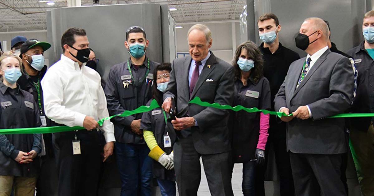 Delaware Senator Tom Carper cut the ribbon to inaugurate the high-volume commercial electrolyzer line at Bloom Energy’s Newark, Delaware facility